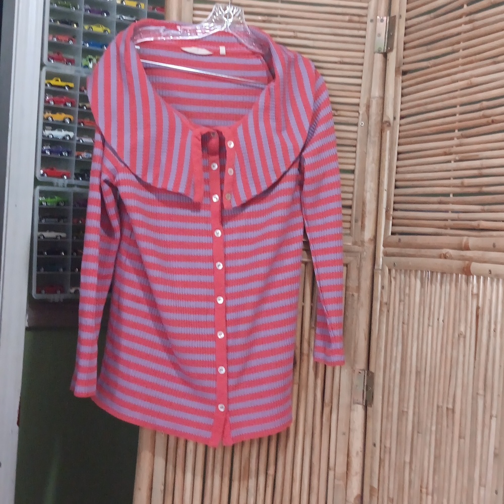 Very cute blouse with long sleeves and buttons in the front with a collar